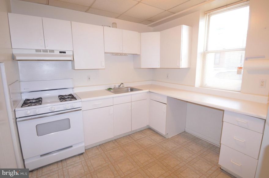 Adorable and extremely convenient rental property just steps away from the park and downtown Fells. Spacious master bedroom, wood floors, several closets for storage and washer and dryer in the unit! Enjoy a shared deck with great city views.