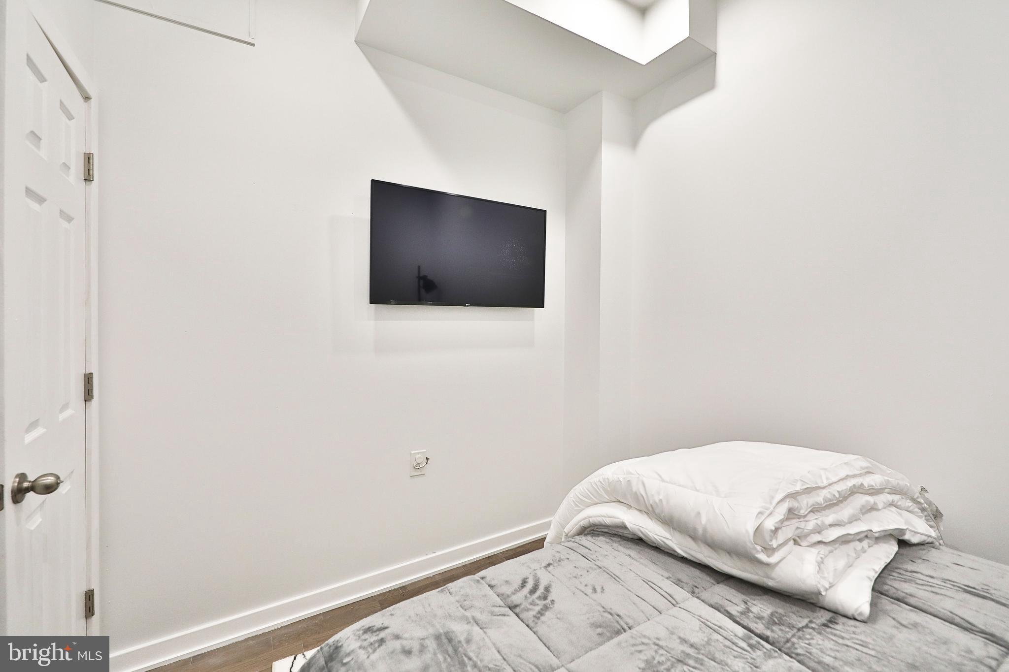 STRAWBERRY MANSION - Residential Income