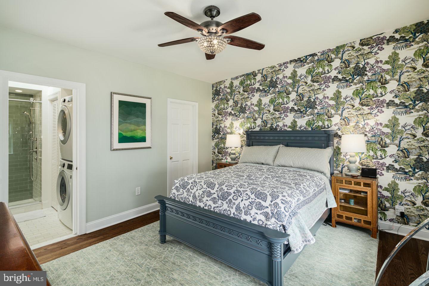 QUEEN VILLAGE - Residential