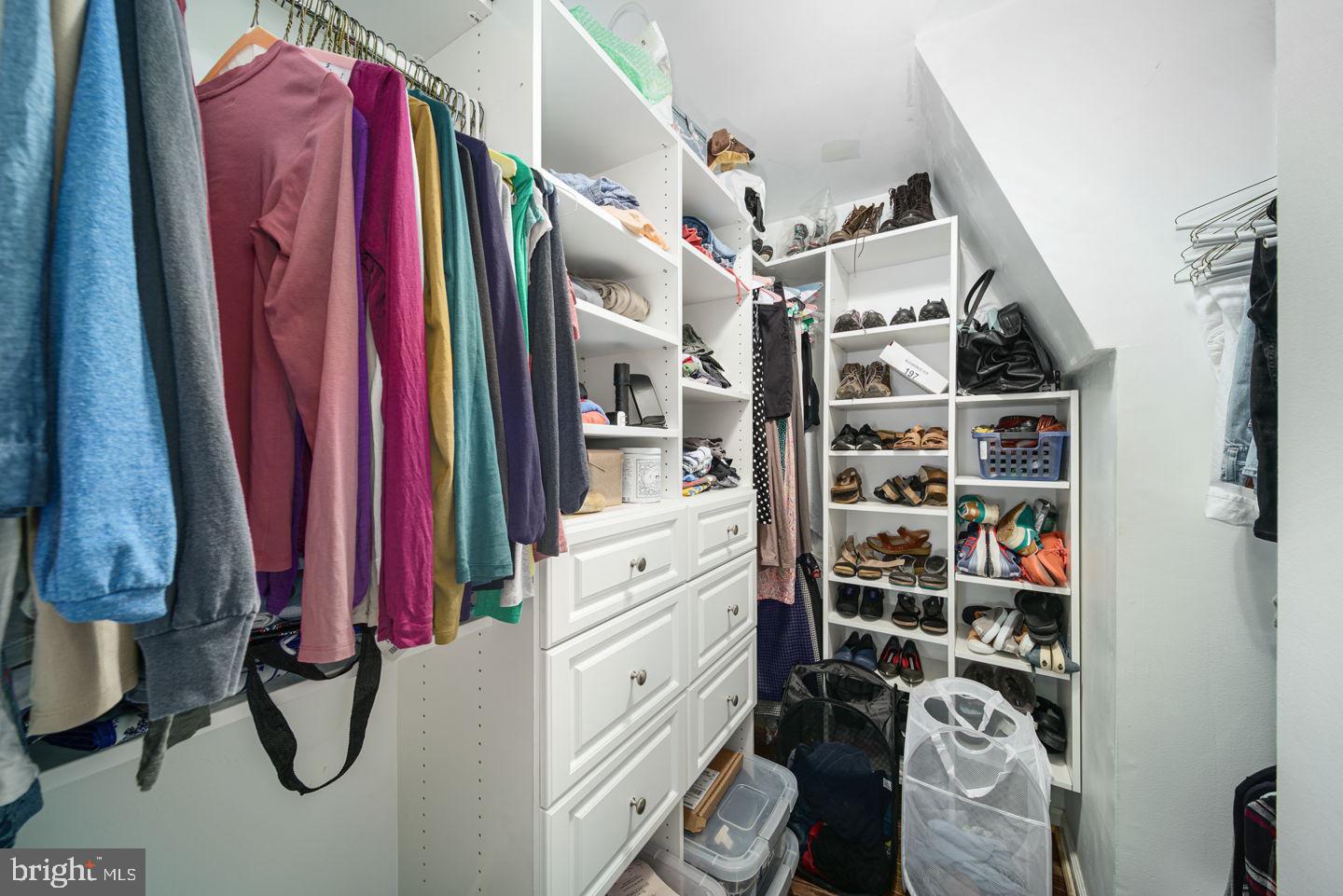 QUEEN VILLAGE - Residential