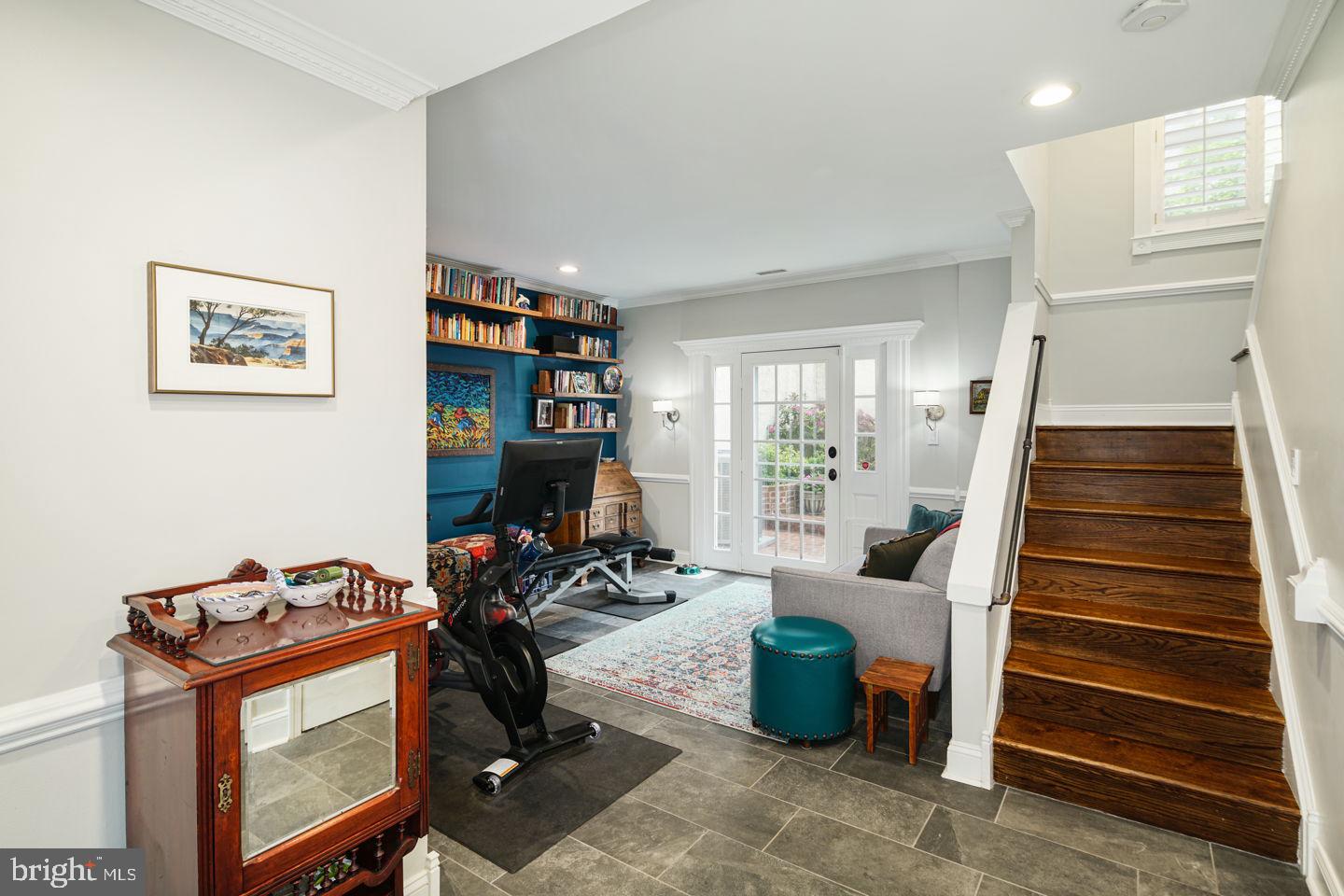 QUEEN VILLAGE - Residential