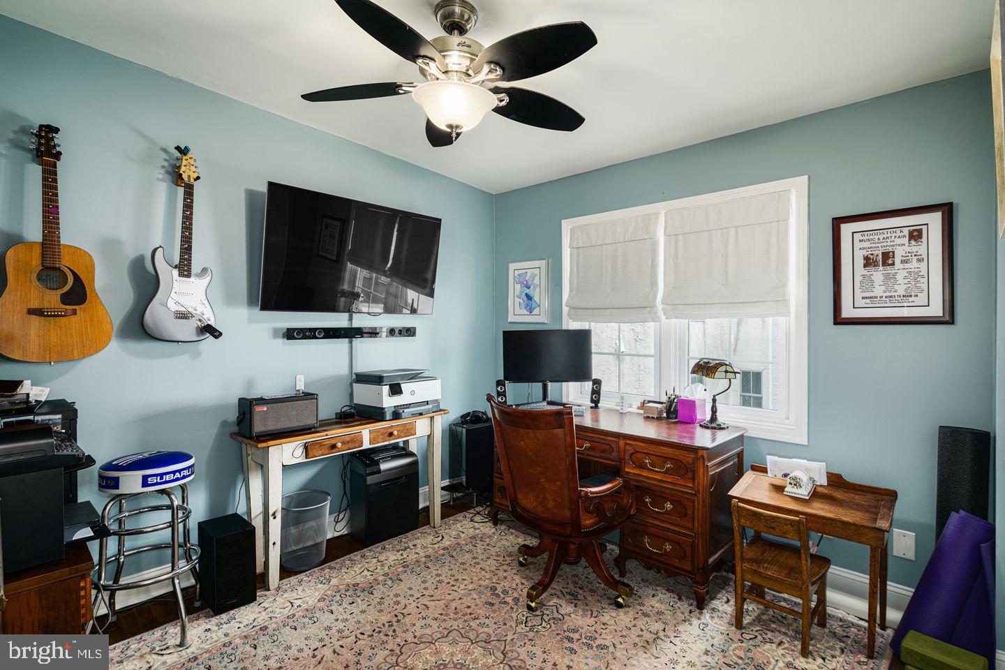 QUEEN VILLAGE - Residential