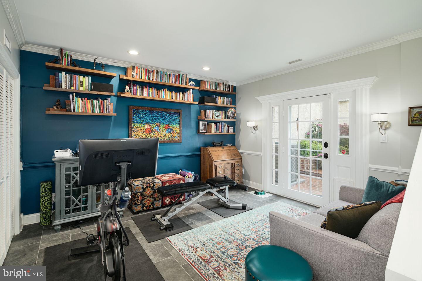 QUEEN VILLAGE - Residential