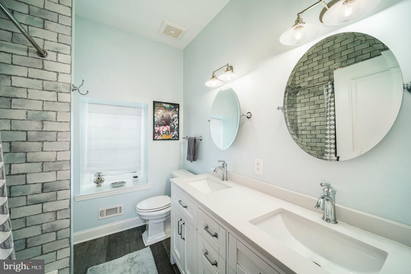 QUEEN VILLAGE - Residential