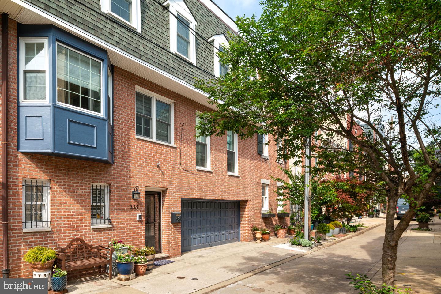 QUEEN VILLAGE - Residential