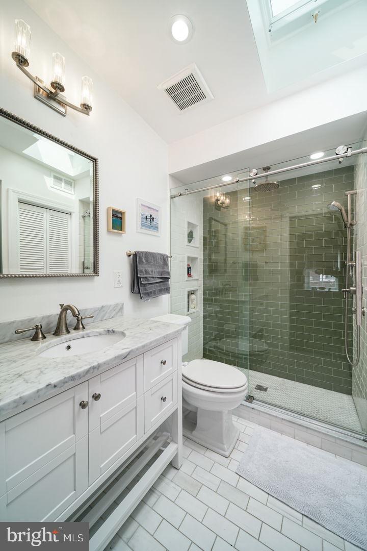 QUEEN VILLAGE - Residential