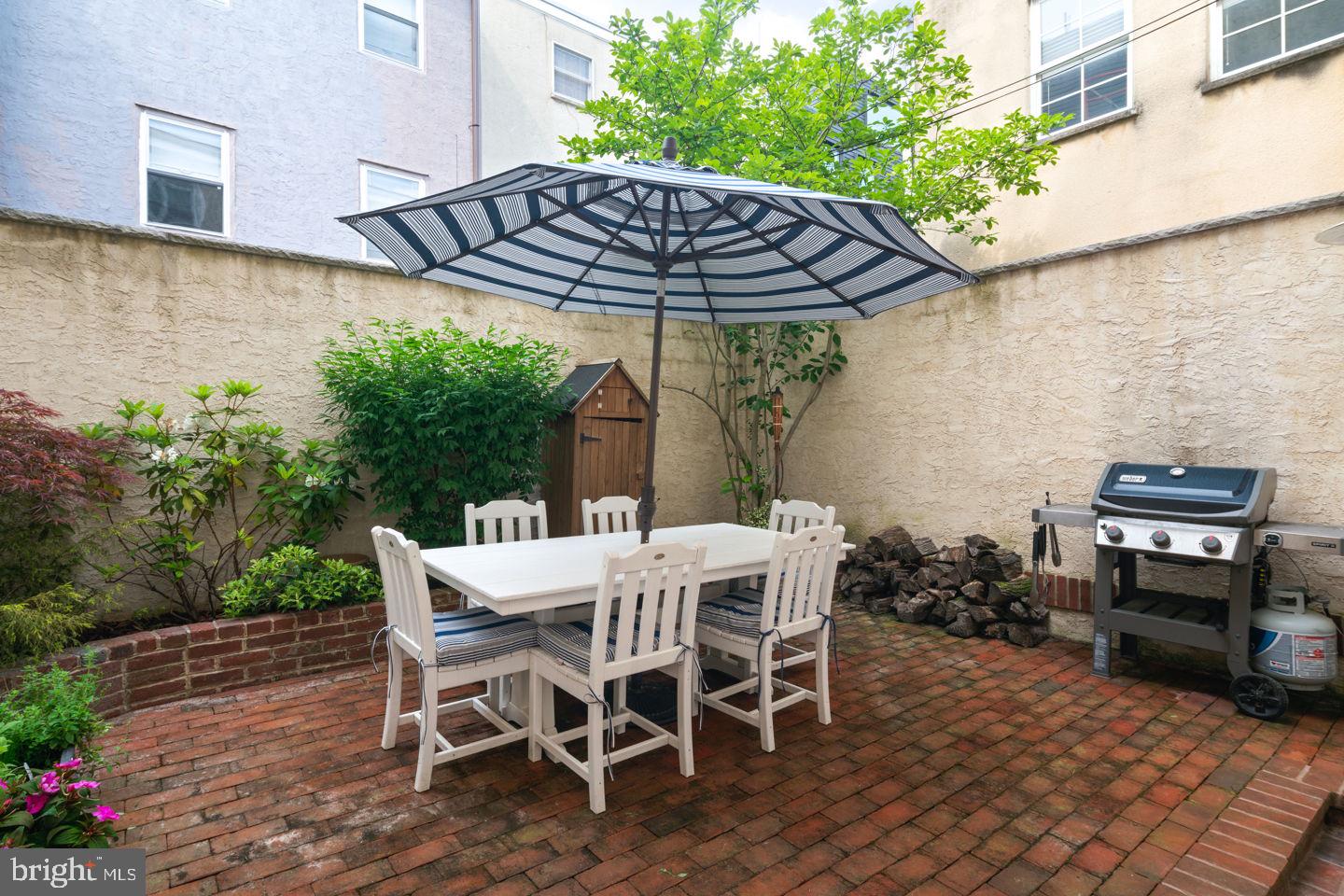 QUEEN VILLAGE - Residential