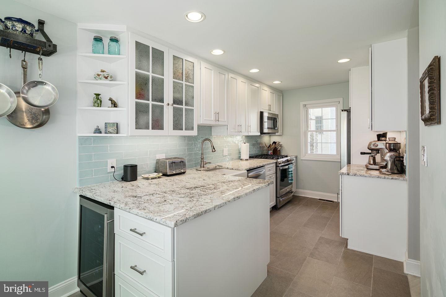 QUEEN VILLAGE - Residential