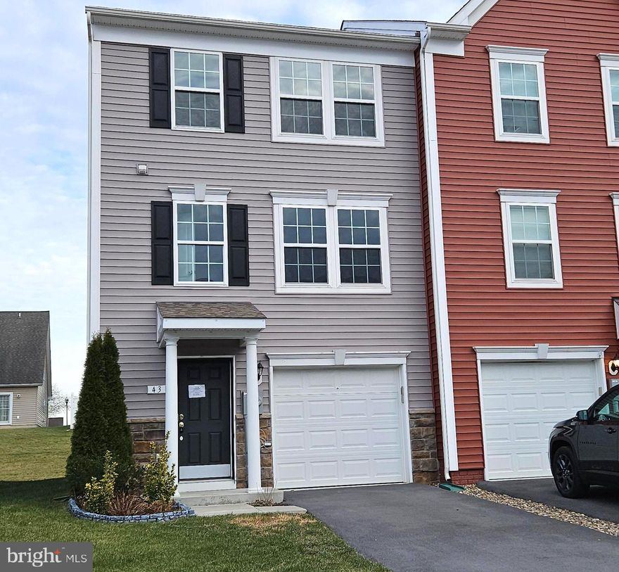 Nice looking end unit townhouse in Briar Run. This house is loaded with a finished basement, 2 full/ 2 Half Baths, and a large eat in kitchen. Living room is large and there is a dining area off the kitchen. Very close to a large shopping center and commuter routes.