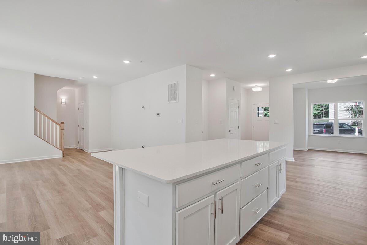 WOODLAND BEACH - Residential