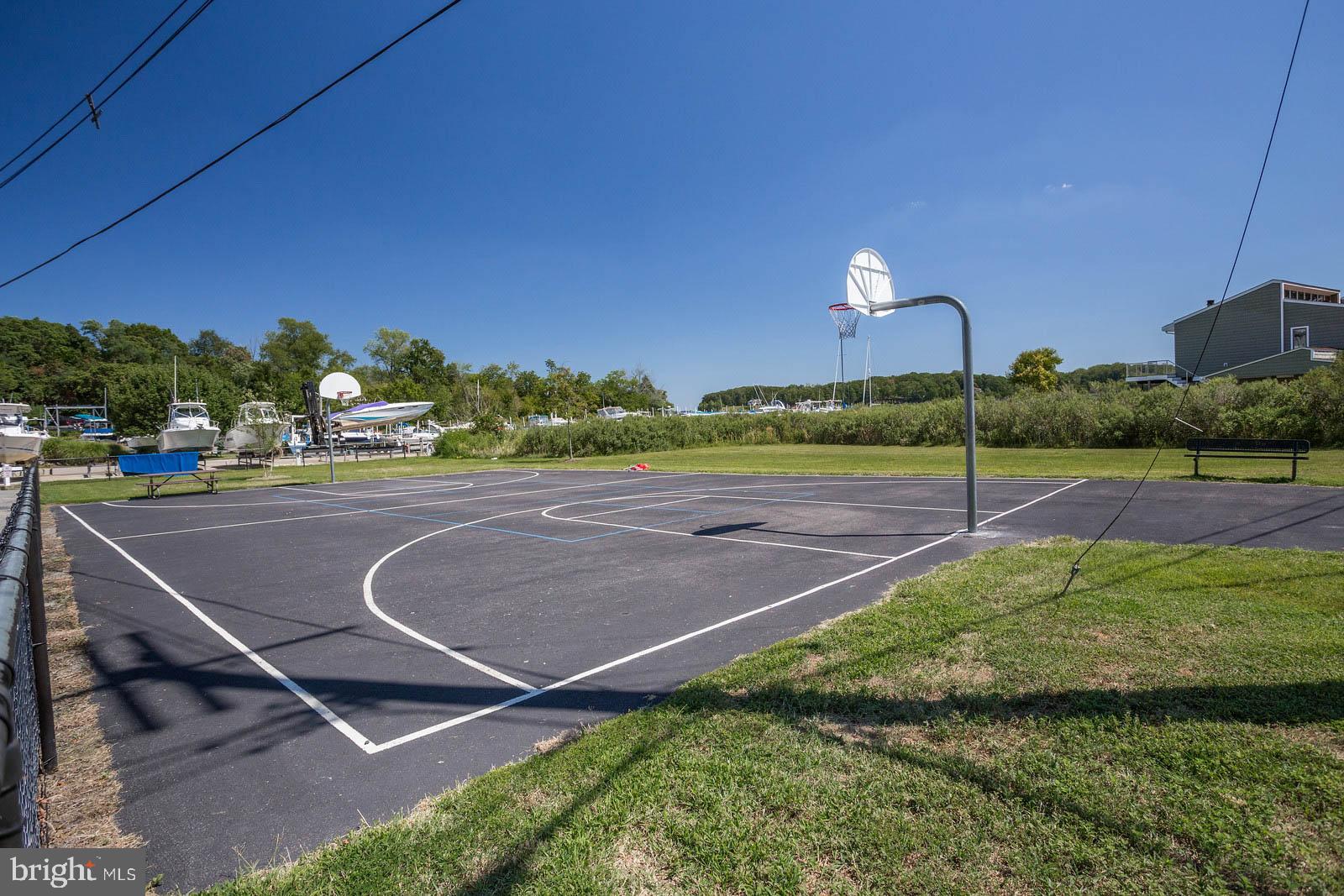 WOODLAND BEACH - Residential