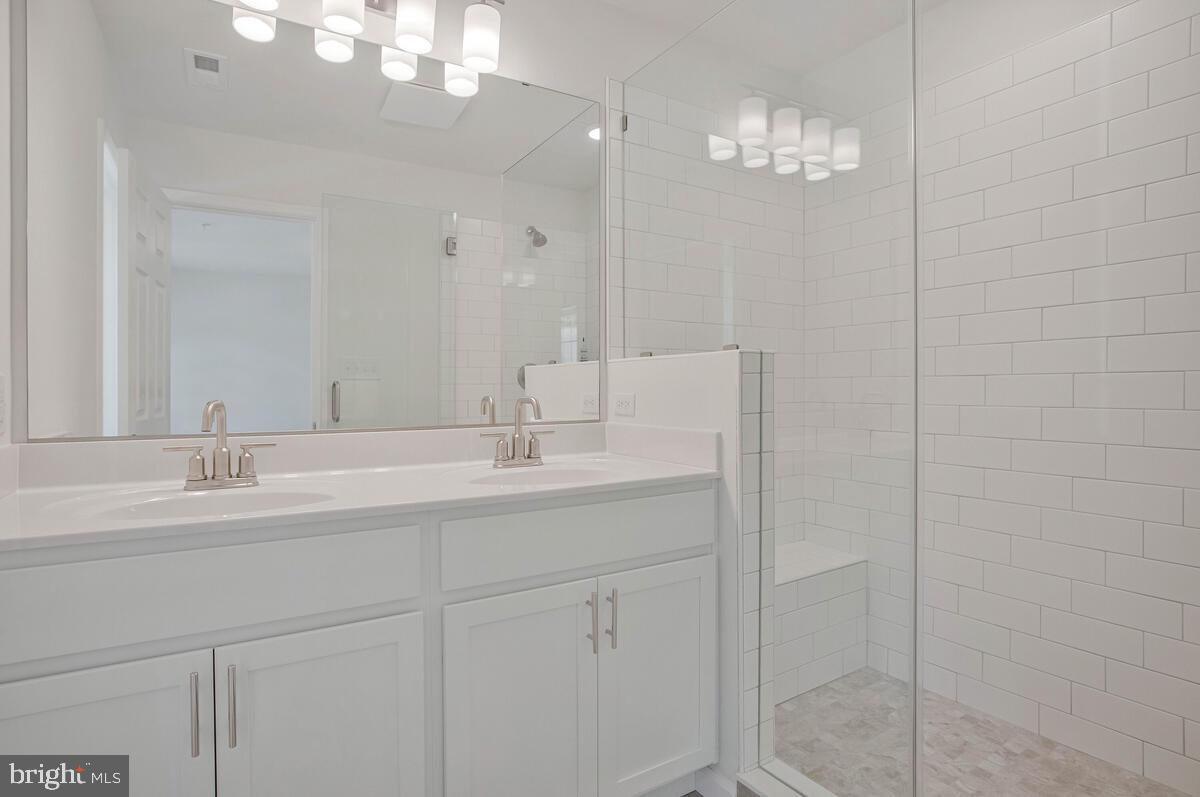 WOODLAND BEACH - Residential