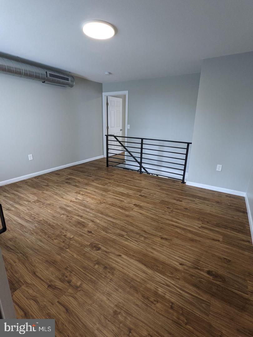 PORT RICHMOND - Residential Lease