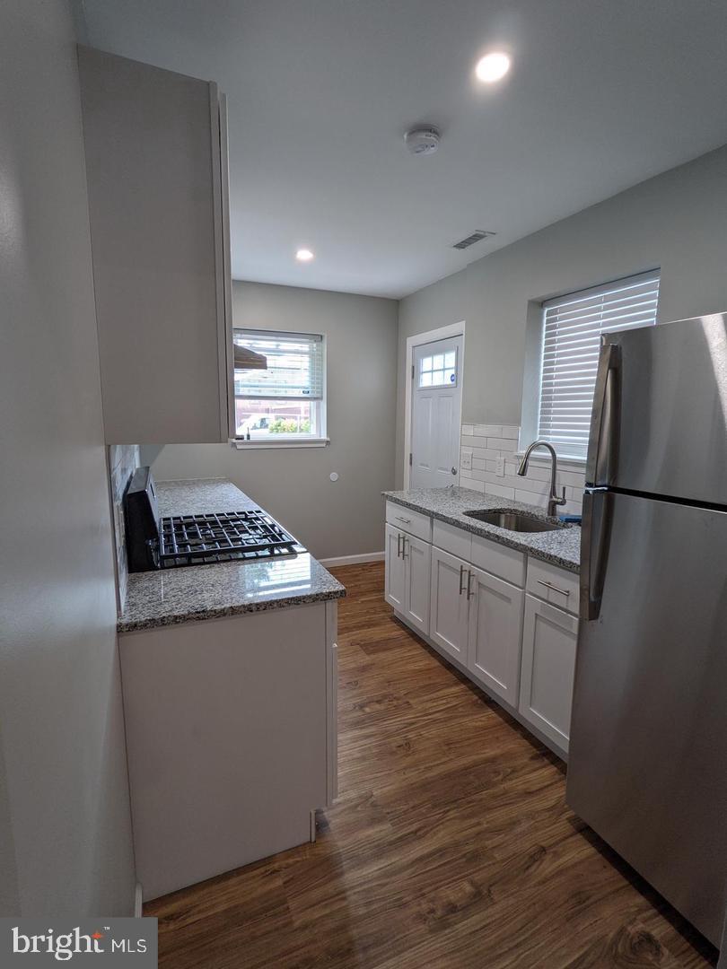 PORT RICHMOND - Residential Lease