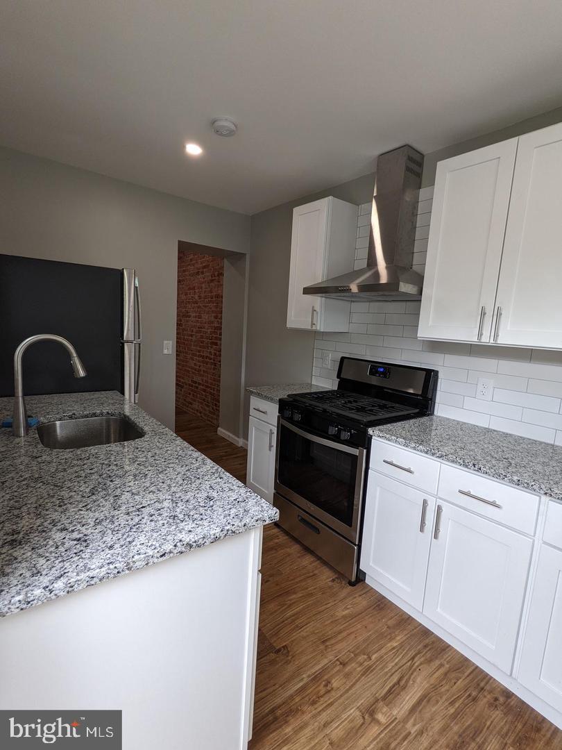 PORT RICHMOND - Residential Lease