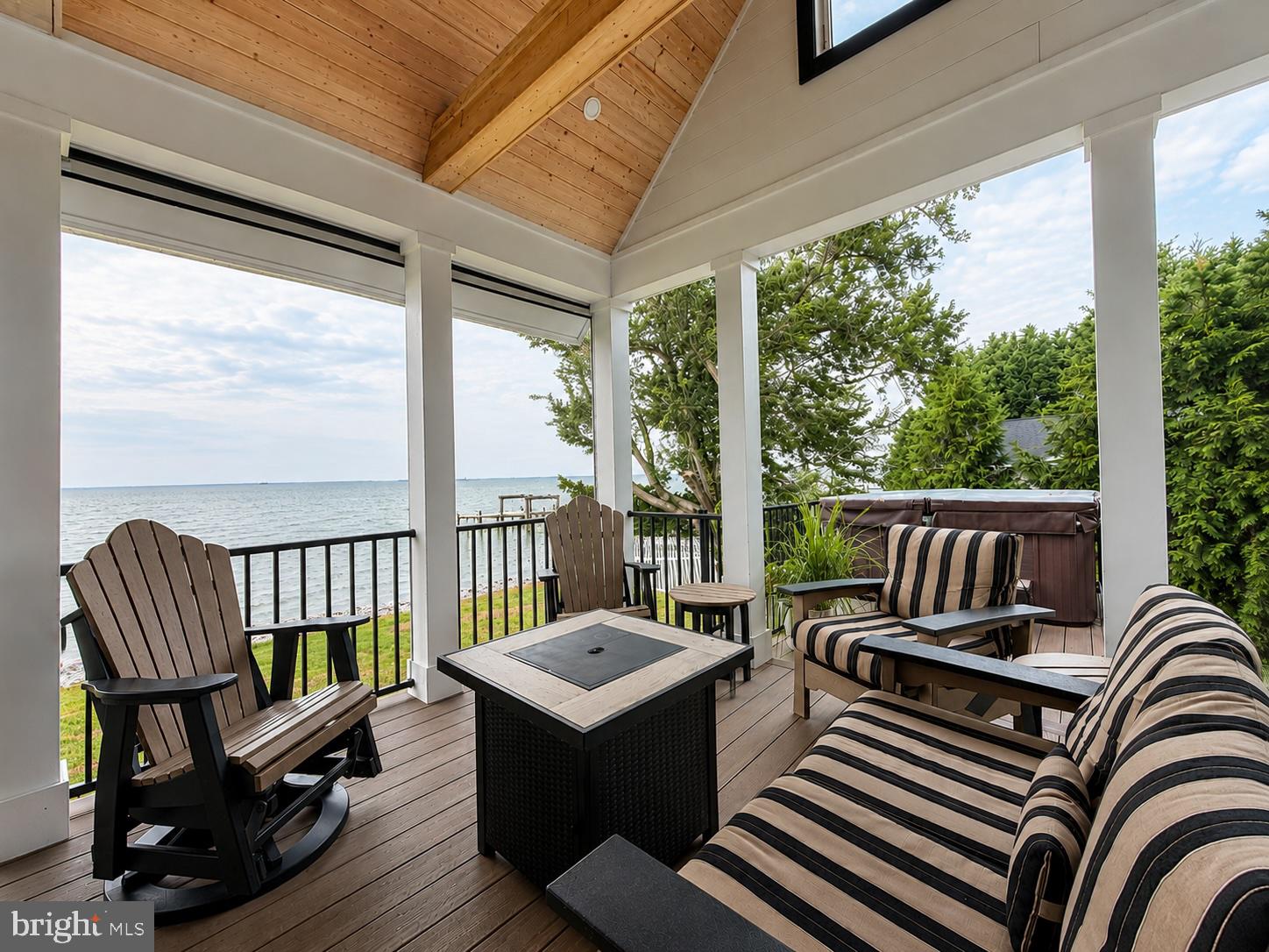 712 BAY DRIVE