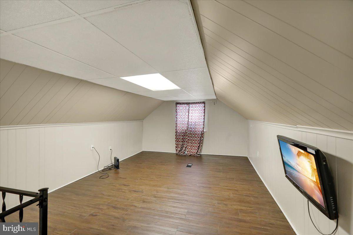 ROLLING HILLS - Residential