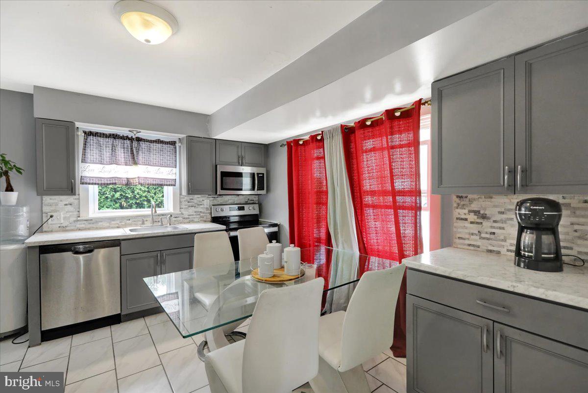 ROLLING HILLS - Residential