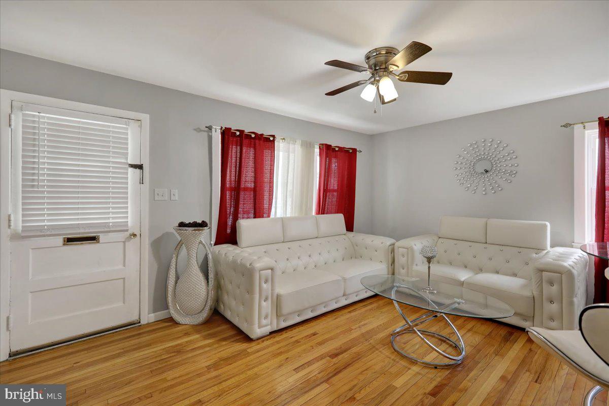 ROLLING HILLS - Residential