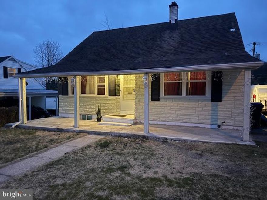 This charming home offers a cozy inviting space in a great location and who doesn't want TWO FULL BATHS!
A great canvas for your personal touch and potential to become your dream space; and rear yard for relaxing and entertaining.  Newer appliances are negotiable.  Gazebo in rear yard negotiable.  New hot water heater and a freshly done bathroom with walk-in shower.   No sign in yard.    Subject to seller finding adequate housing.   24 Hr notice required.   Professional photos to follow.  No sign in yard.