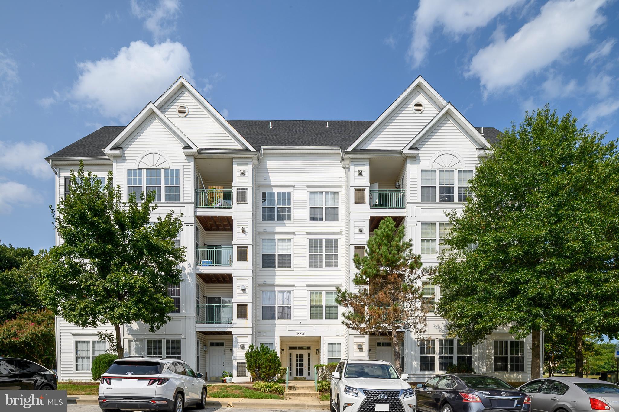 Welcome to this beautifully maintained 2-bedroom, 2-bathroom condo that combines comfort, style, and convenience. Step into a spacious open-concept living and dining area with plenty of natural light, freshly painted and new carpeting, perfect for both relaxing and entertaining. The kitchen features modern appliances and a breakfast bar ideal for casual dining.
The primary suite offers a private bathroom and generous closet space. The second bedroom is perfect for guests, a home office, or a roommate setup, with a full bathroom just steps away.
Additional features include in-unit laundry, central heating and cooling, and a private patio to enjoy your morning coffee or unwind in the evening. Located in a well-maintained community with amenities such as an outdoor swimming pool, and a secure buidling.
Whether you're a first-time buyer, downsizing, or looking for a low-maintenance lifestyle, this condo is move-in ready and perfectly situated near shops, restaurants, and public transit.