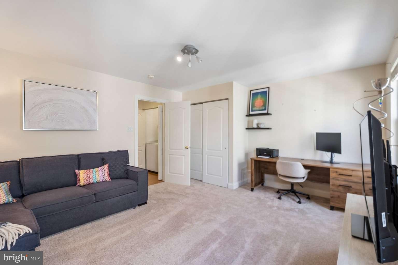 QUEEN VILLAGE - Residential