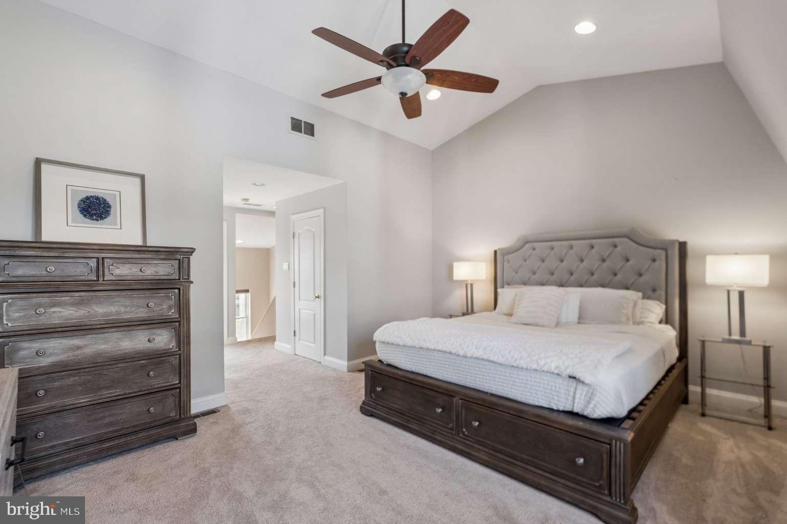 QUEEN VILLAGE - Residential