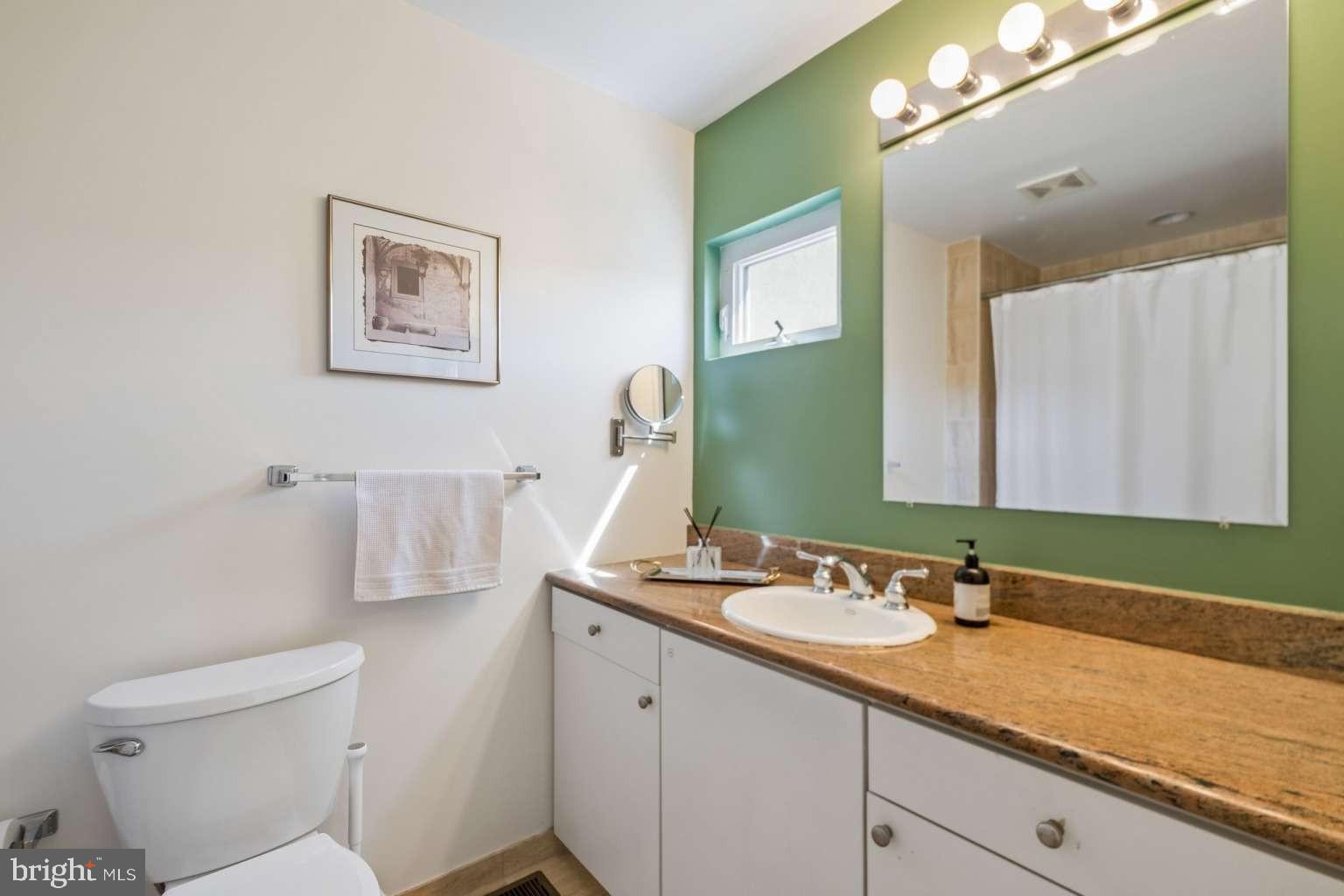 QUEEN VILLAGE - Residential