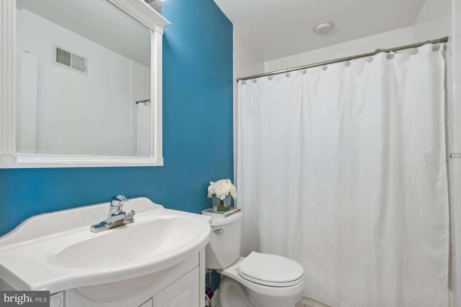 QUEEN VILLAGE - Residential