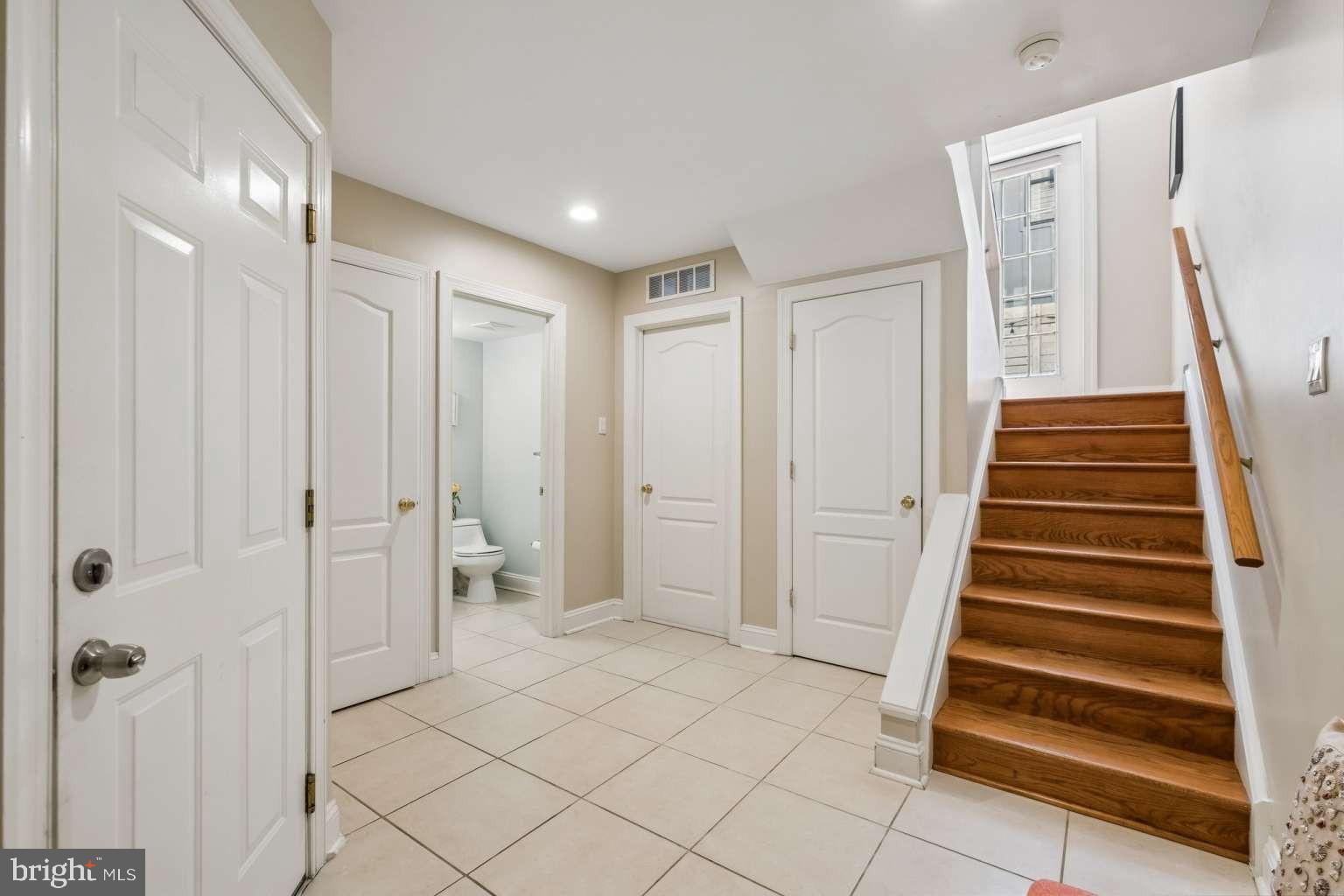 QUEEN VILLAGE - Residential