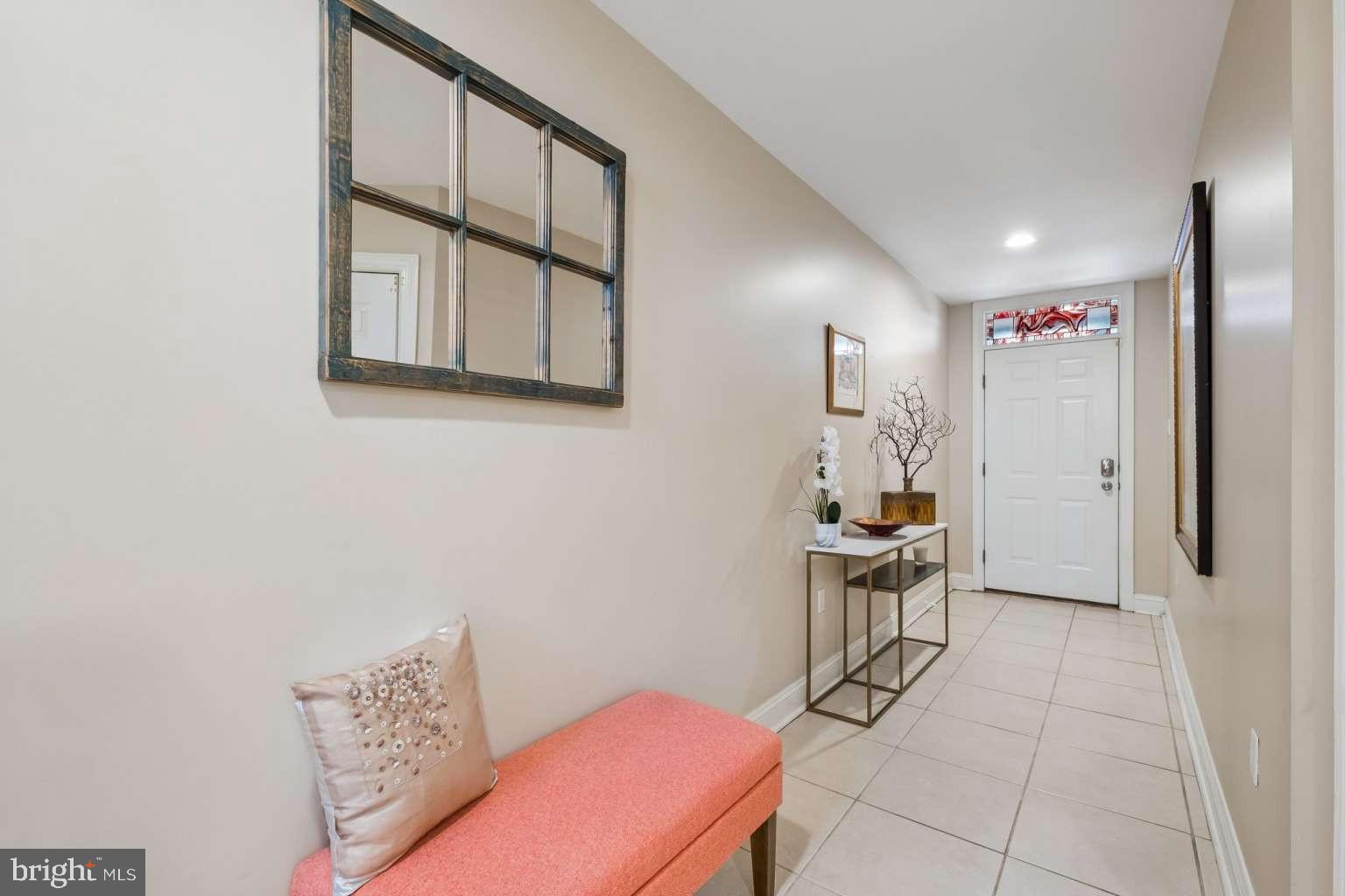 QUEEN VILLAGE - Residential