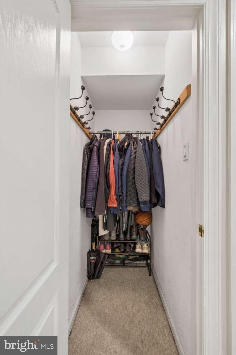 QUEEN VILLAGE - Residential