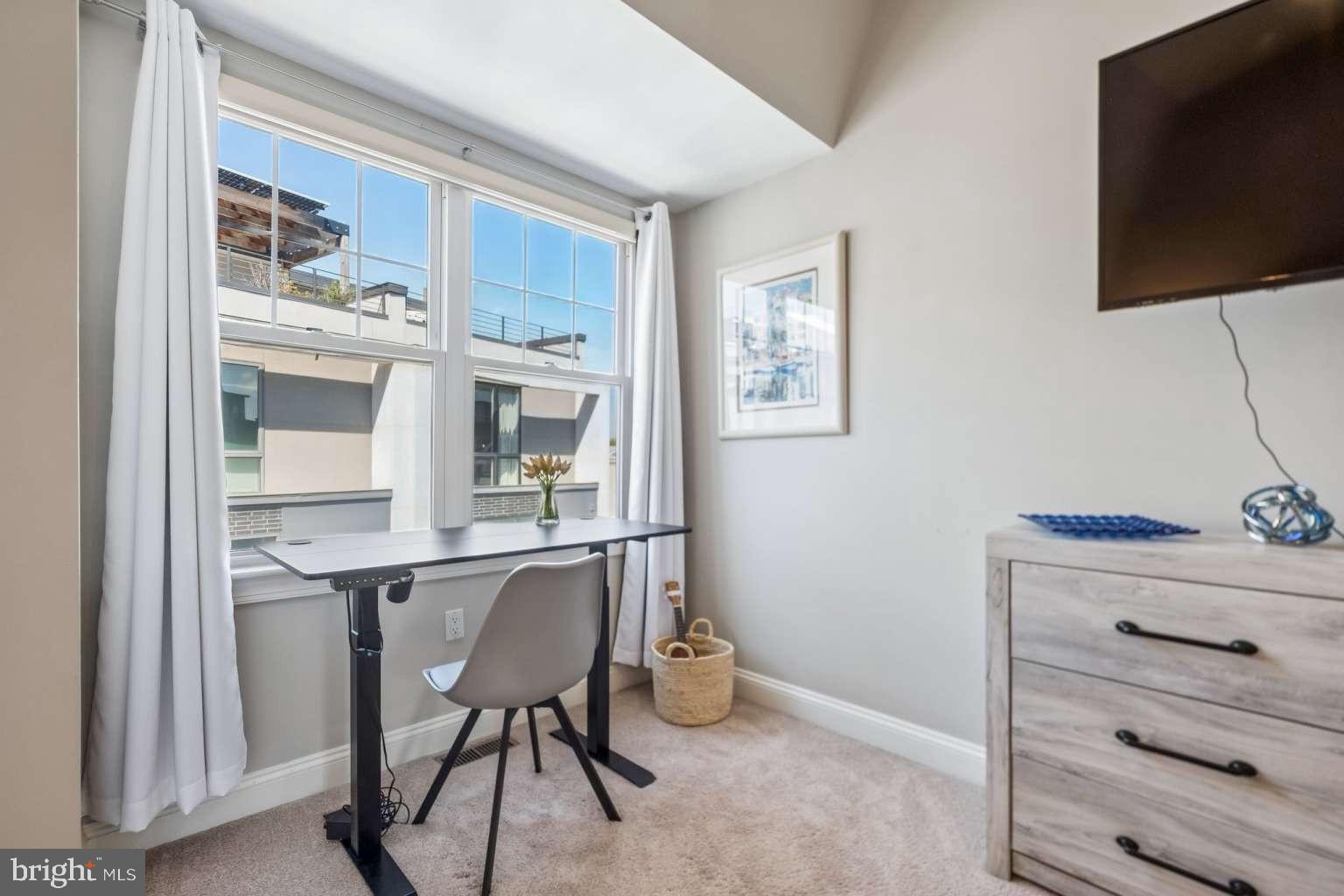 QUEEN VILLAGE - Residential