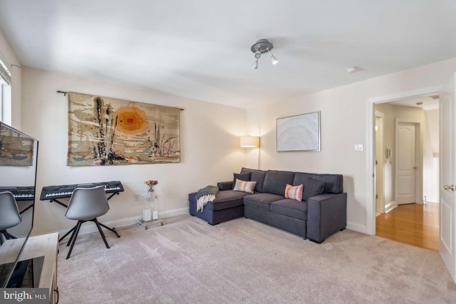 QUEEN VILLAGE - Residential