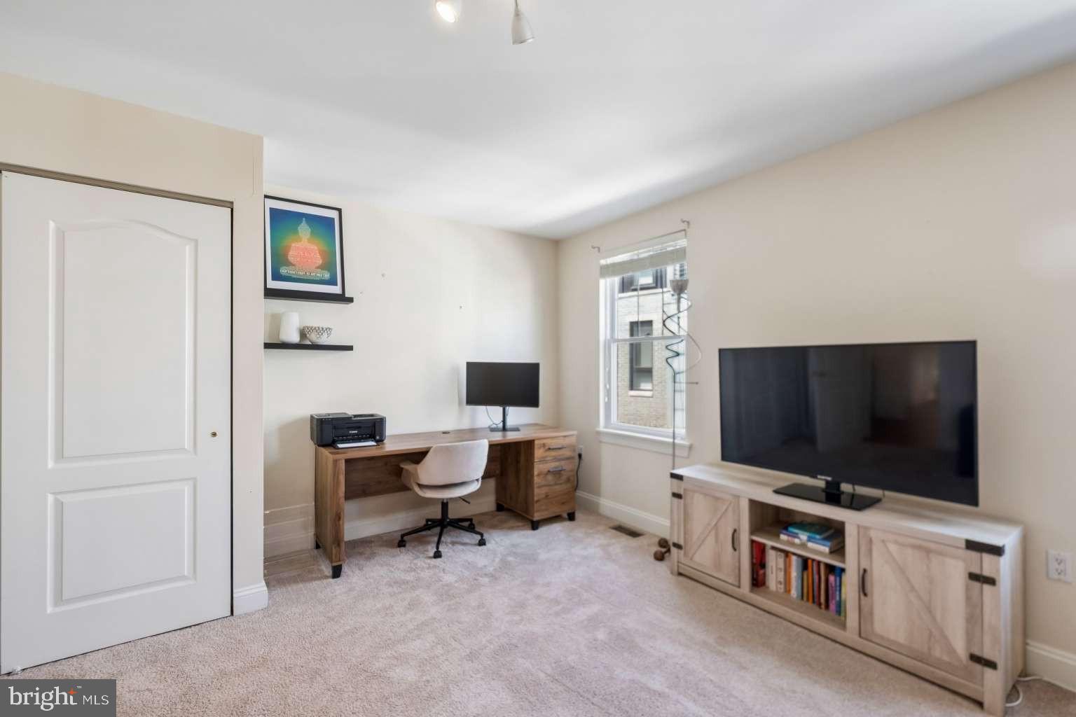 QUEEN VILLAGE - Residential