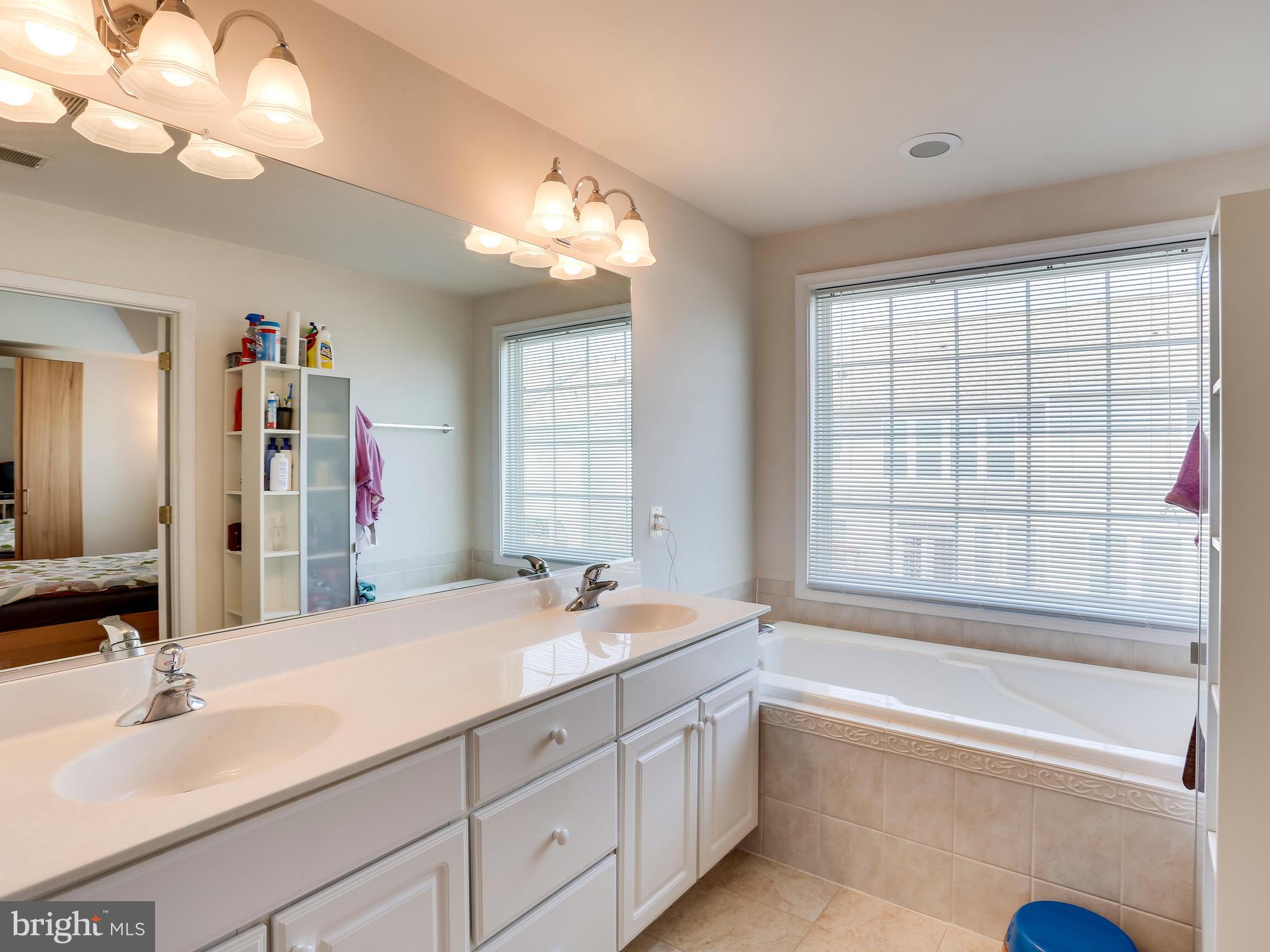 LAUREL HILL LANDBAY - Residential Lease