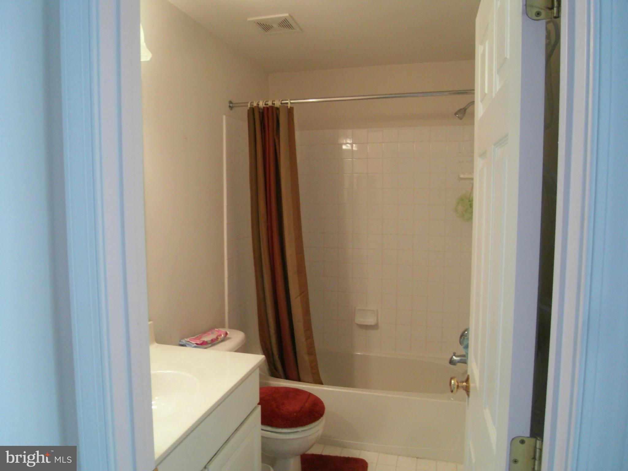 LAUREL HILL LANDBAY - Residential Lease