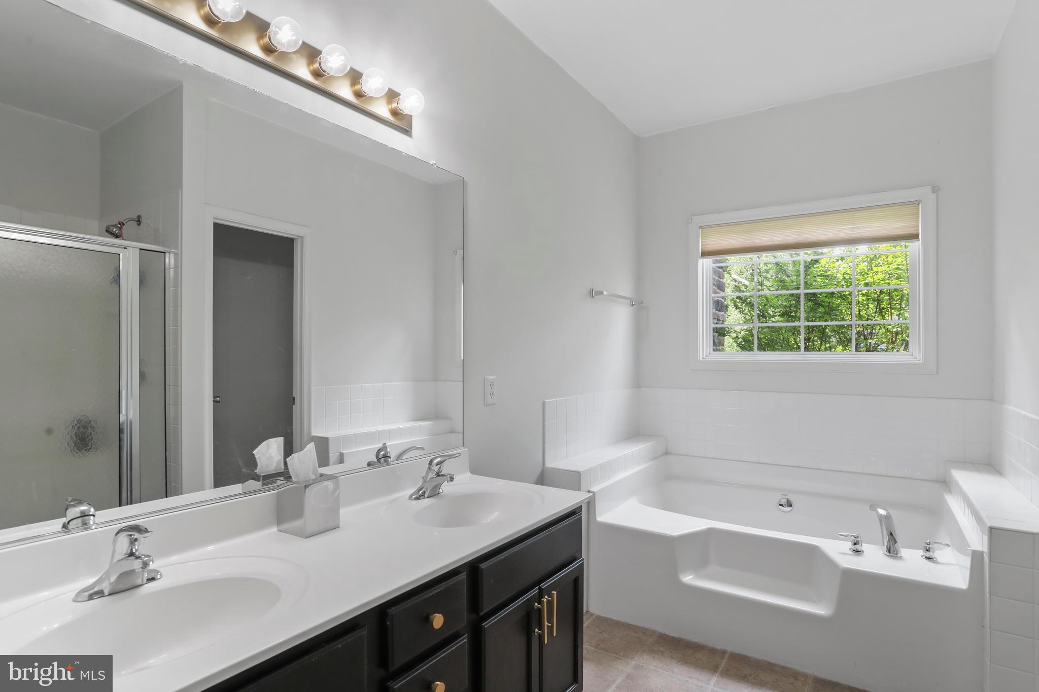 APPLE KNOLLS ESTATES - Residential