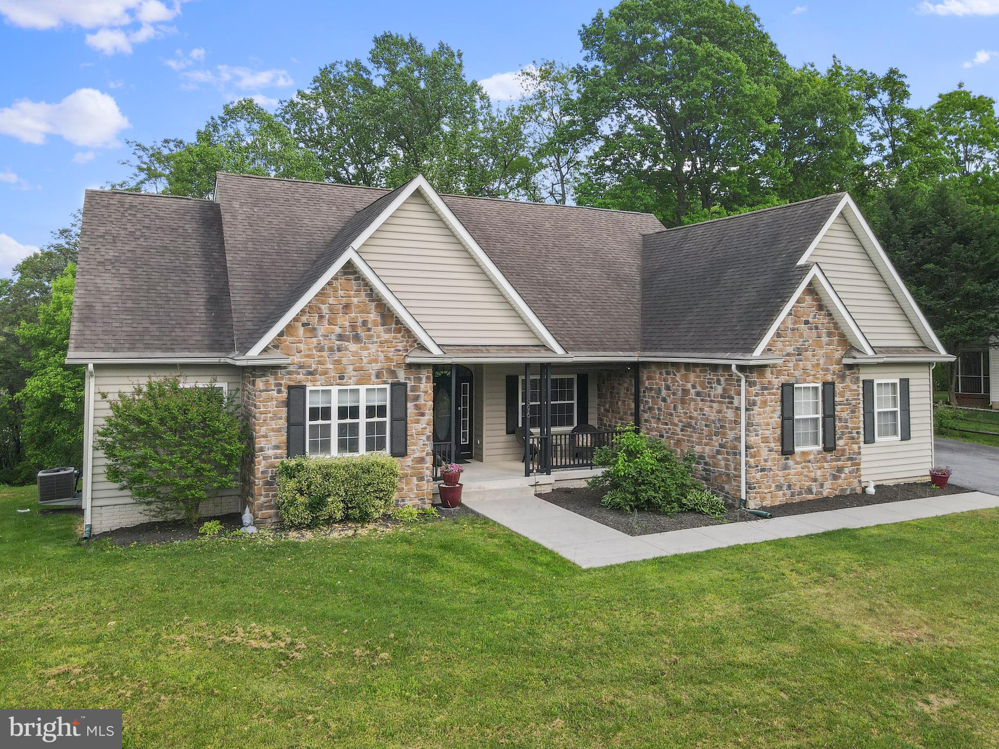 APPLE KNOLLS ESTATES - Residential