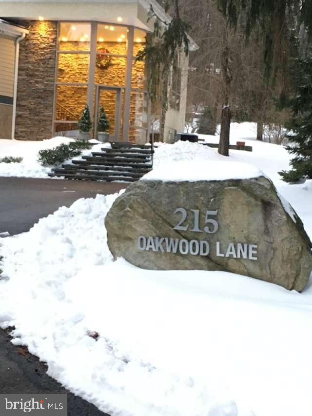 215 OAKWOOD LANE