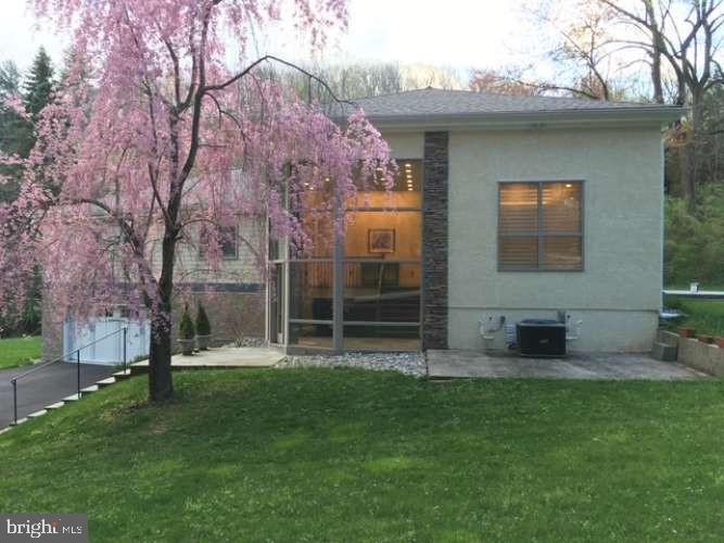 215 OAKWOOD LANE
