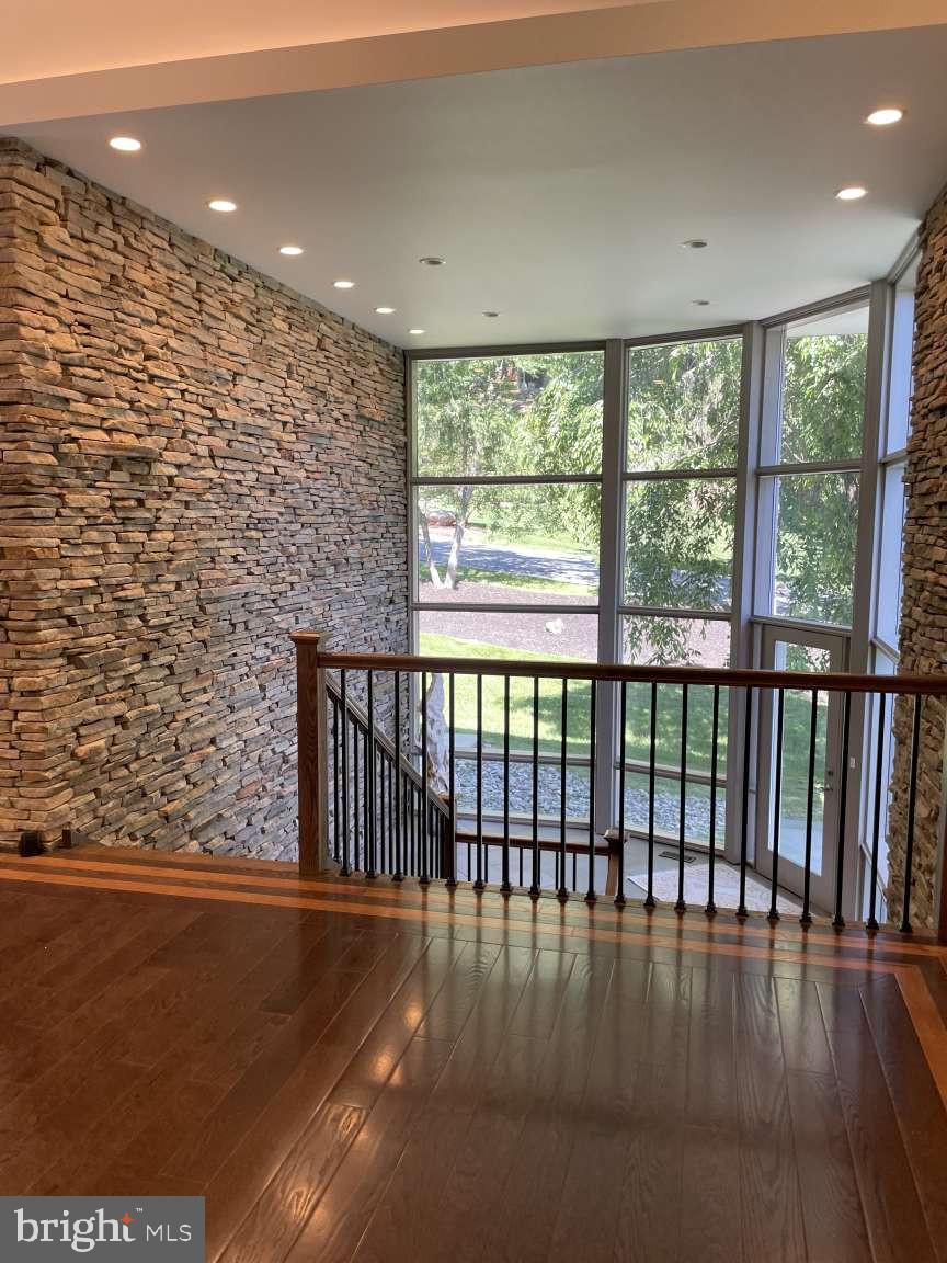 215 OAKWOOD LANE