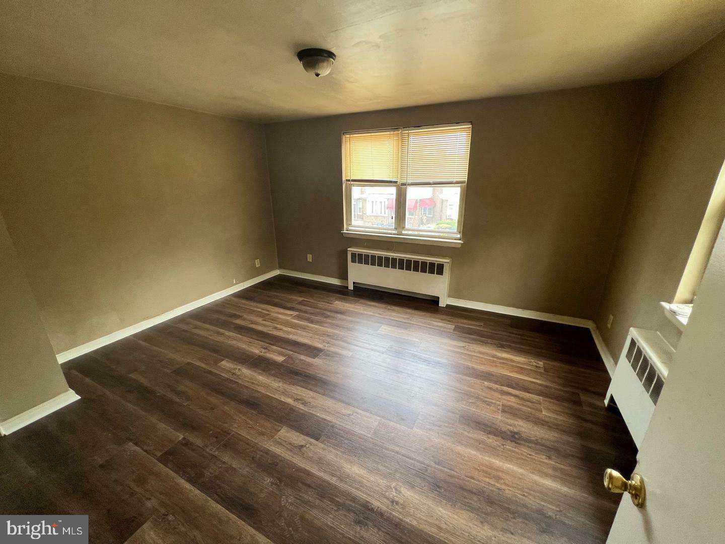 LAWNCREST - Commercial Sale