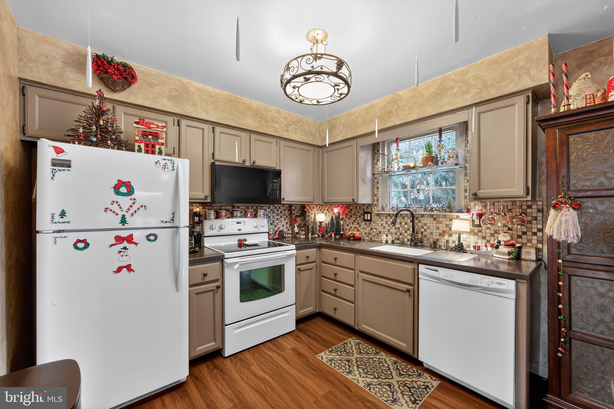 COURT AT JAMESTOWNE - Residential