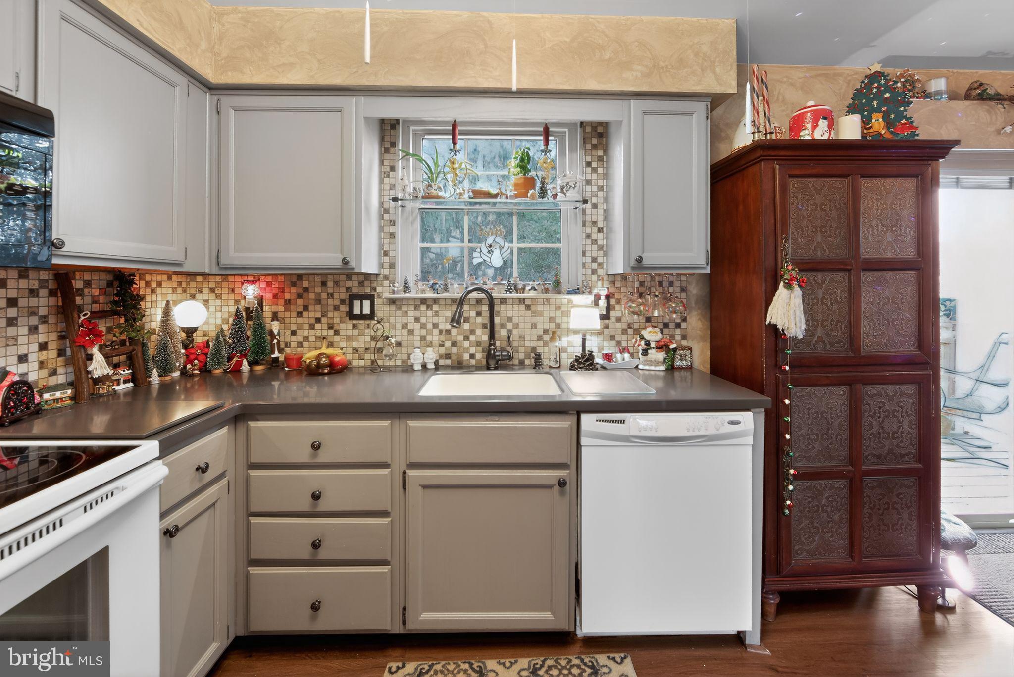 COURT AT JAMESTOWNE - Residential