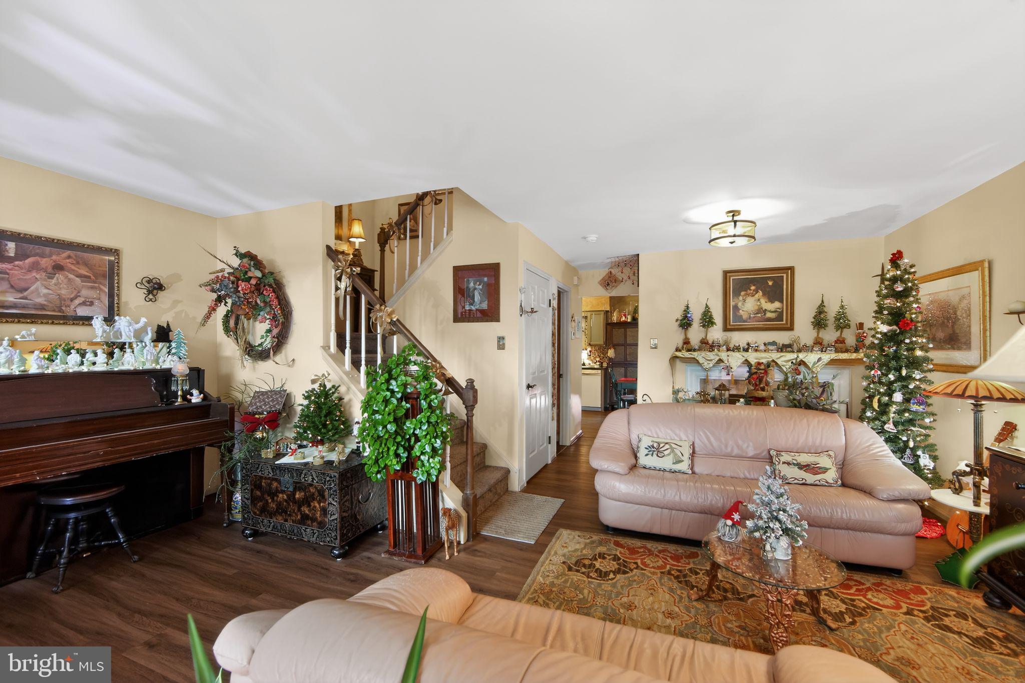 COURT AT JAMESTOWNE - Residential