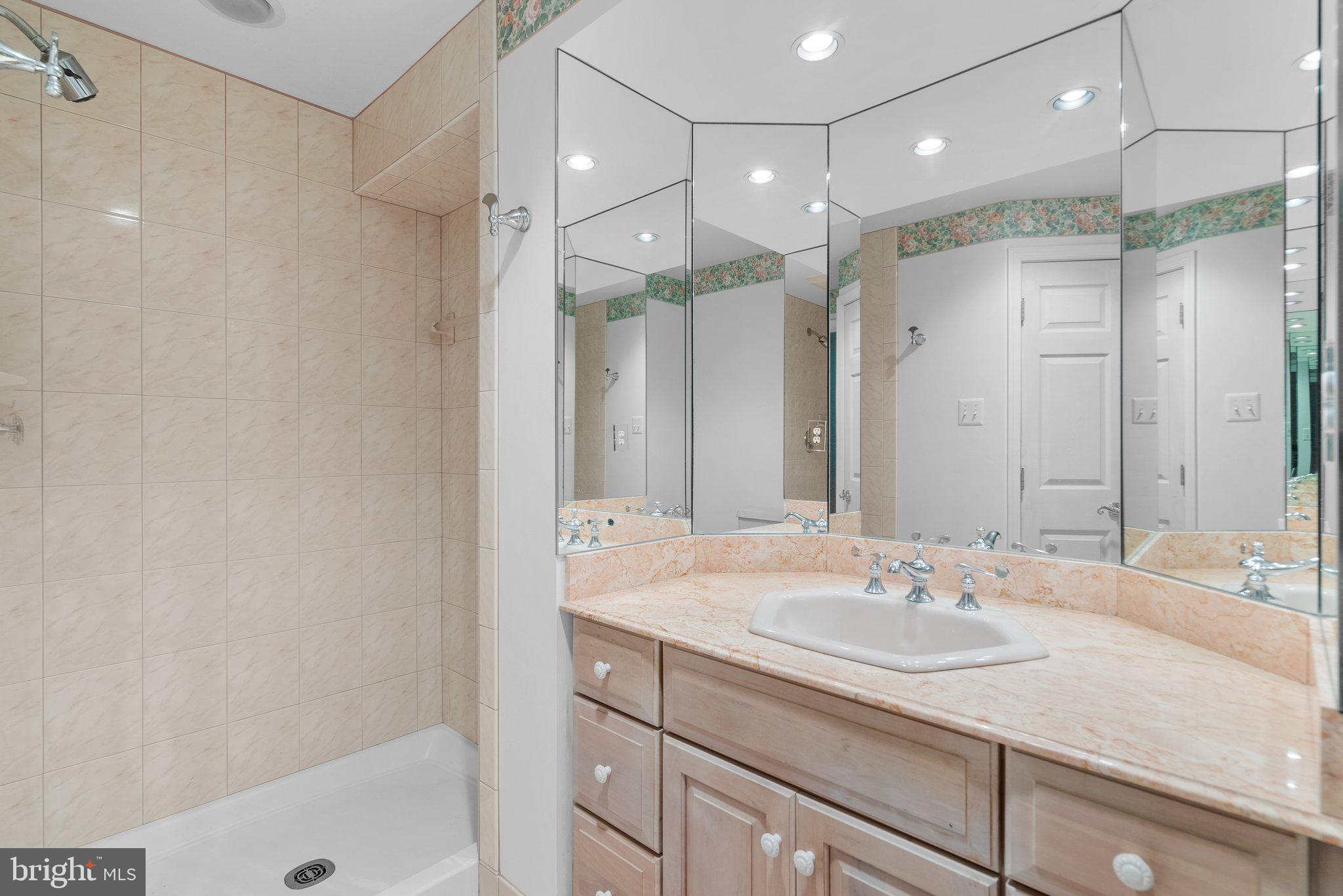 FARMLANDS - Residential