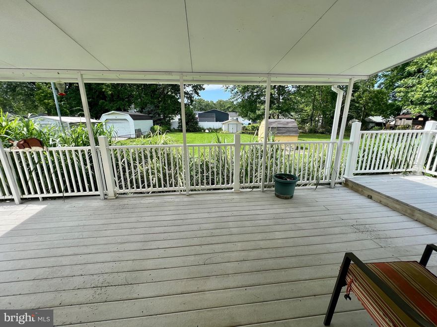 $2,500 SELLER HELP TO BUYER!! Motivated Seller bring us an offer. Move right into this 3BD/2FB/1HB home featuring an office or optional 4th bedroom on the main level. The primary bedroom is located on the main level with a large walk in closet and en suite bath featuring a walk in shower with additional soaking tub! The spiral staircase is a show piece added to the wide open living / kitchen area providing tons of room for entertainment. Large flat lot gives you plenty of space and offers 2 paved driveways with 5 car parking! You will love the Oliver Beach community offering boat ramps and more! Come take a look today.