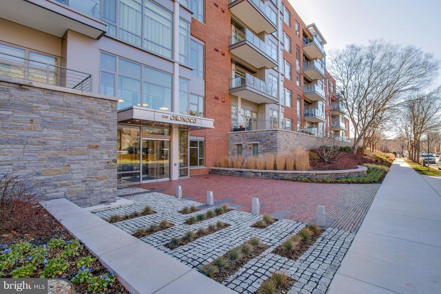 It features over 3000 sf of elegant single level living plus an impressive 900+sf terrace with commanding views of Old Town. Combine the two for an extraordinary entertaining space, or revel in the luxury during a quiet evening at home. The Oronoco has 24 hr front desk, security and much more.