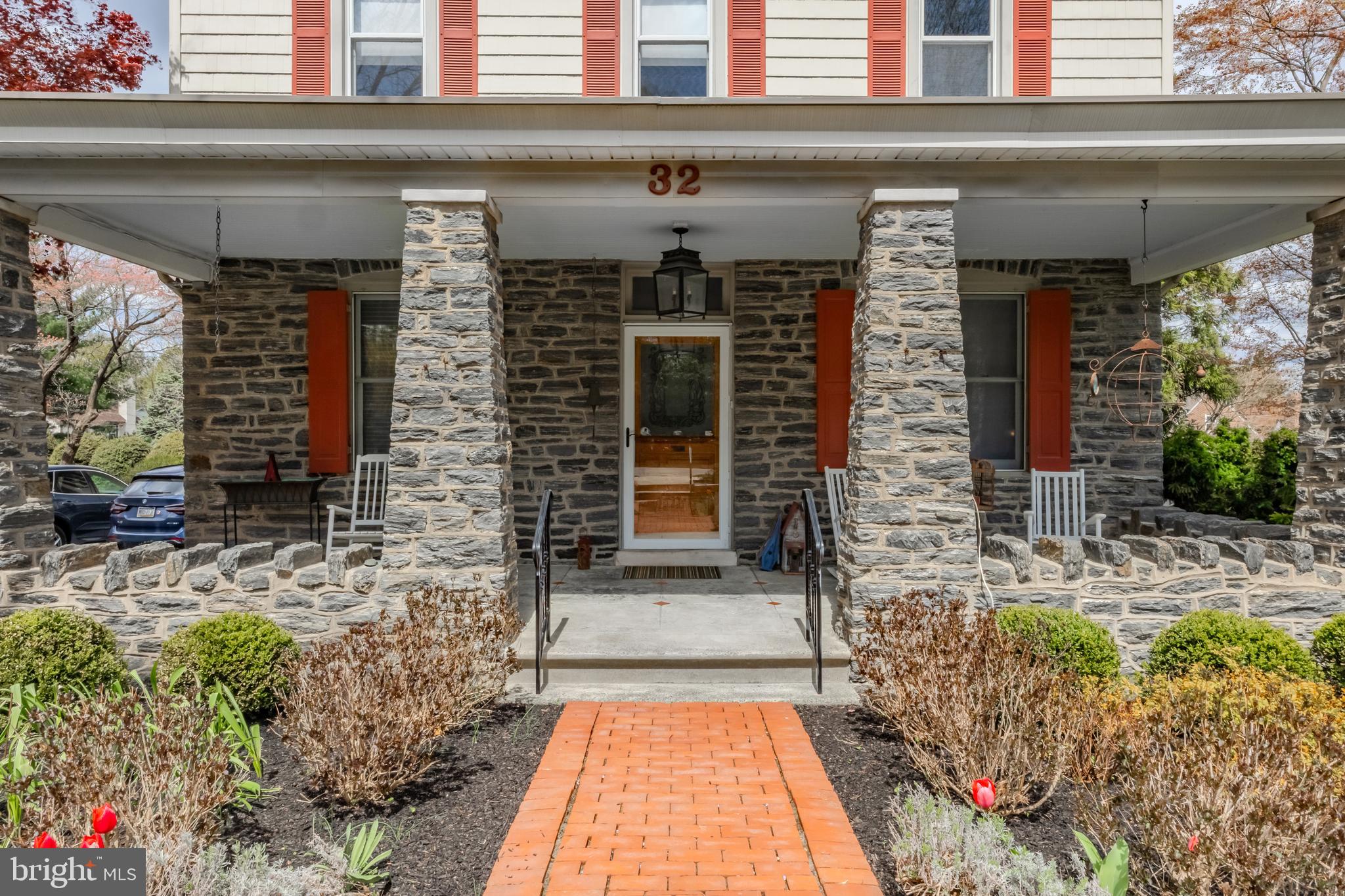 32 LLANDILLO ROAD